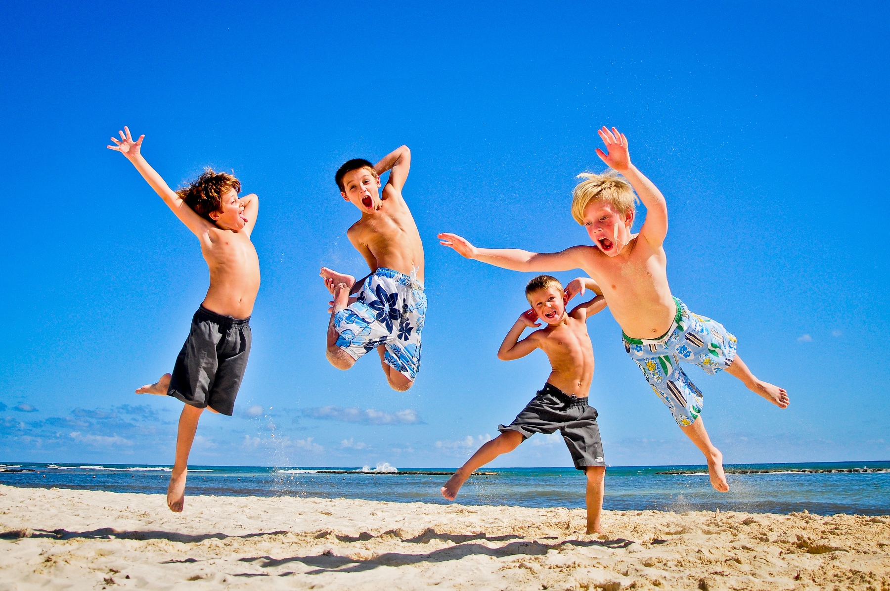 Веселые каникулы хорошего качества. Дети на море. Лето дети море. Дети бегут в море. Летние каникулы.
