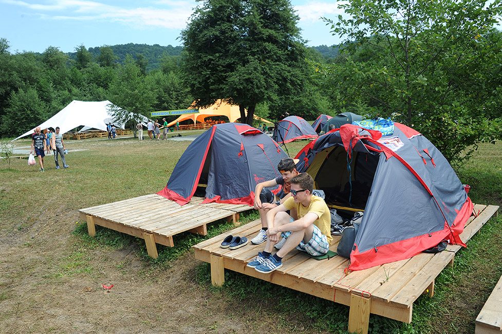 Tourist camping. Палаточный лагерь Шпаро. Лагерь Шпаро Краснодарский край. Туристический лагерь. Детский палаточный лагерь.